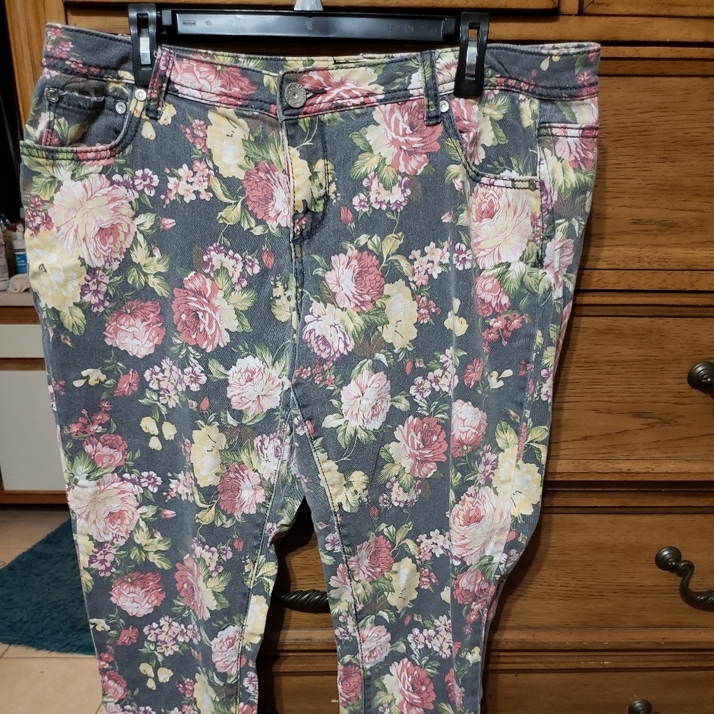 Flower Jeans. Cute on.